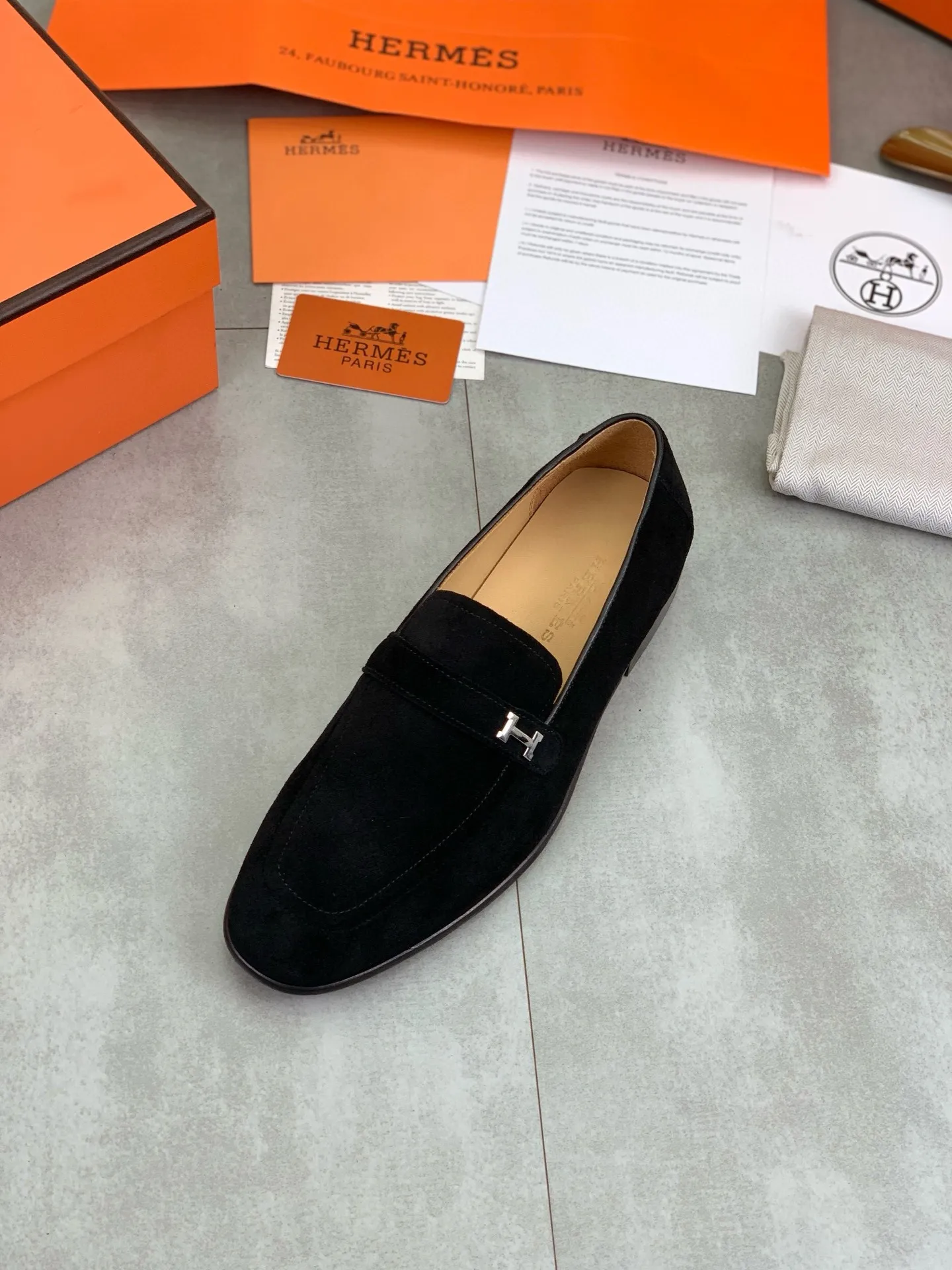 Factory price P960 💰Top version 💎💎💎 Original leather outsole Brand: Hermès (Hermès) Standard code: Men's size 39-44 (38, 45 can be customized) Grade: Same as the official website Original quality materials: Original soft calfskin Water-dyed cowhide lining Original Italian leather outsole Style categories: Men's fashion Formal casual leather shoes Slip-on men's shoes series Young fashion European and American trends, British style, colors: multiple options, counter packaging